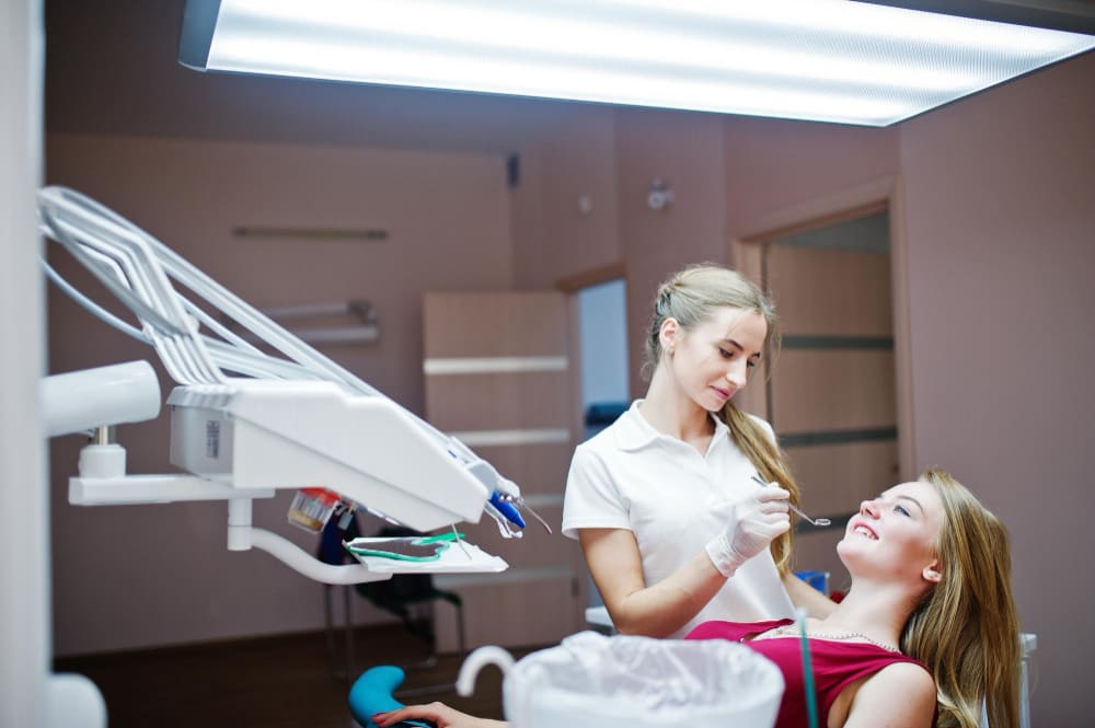 Joven en clínica dental
